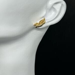 Vintage Gold-Tone Flying Bird Stud Earrings Small Dainty Dove Post Nature